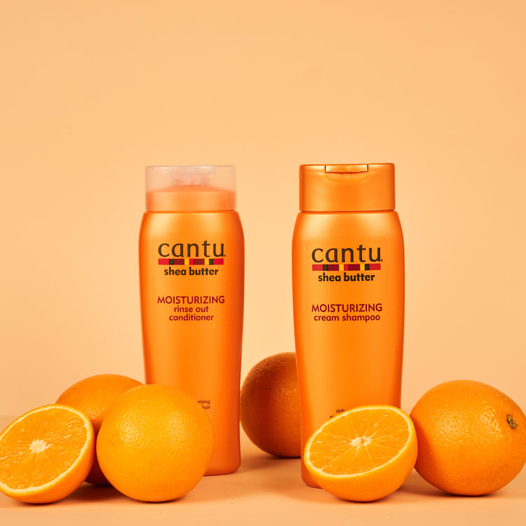 Cantu Shea Butter Rinse Out Conditioner in een oranje fles, verrijkt met pure sheaboter voor diepe hydratatie en versterking van droog of beschadigd haar
